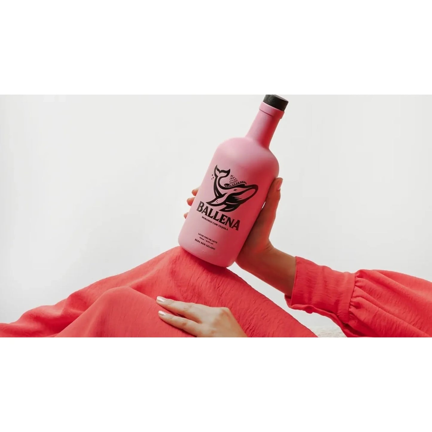 Licor de Crema de Fresa Ballena con Tequila 750 ml 16% vol. (ABV 16%)