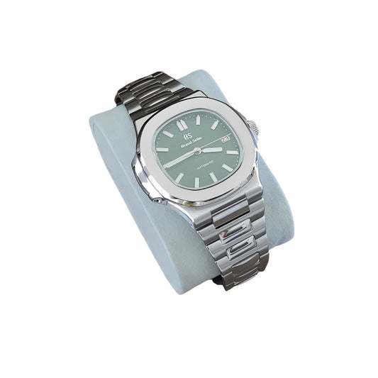 Seiko stainless steel watch with 40mm olive green dial and luminous markers on metal bracelet.