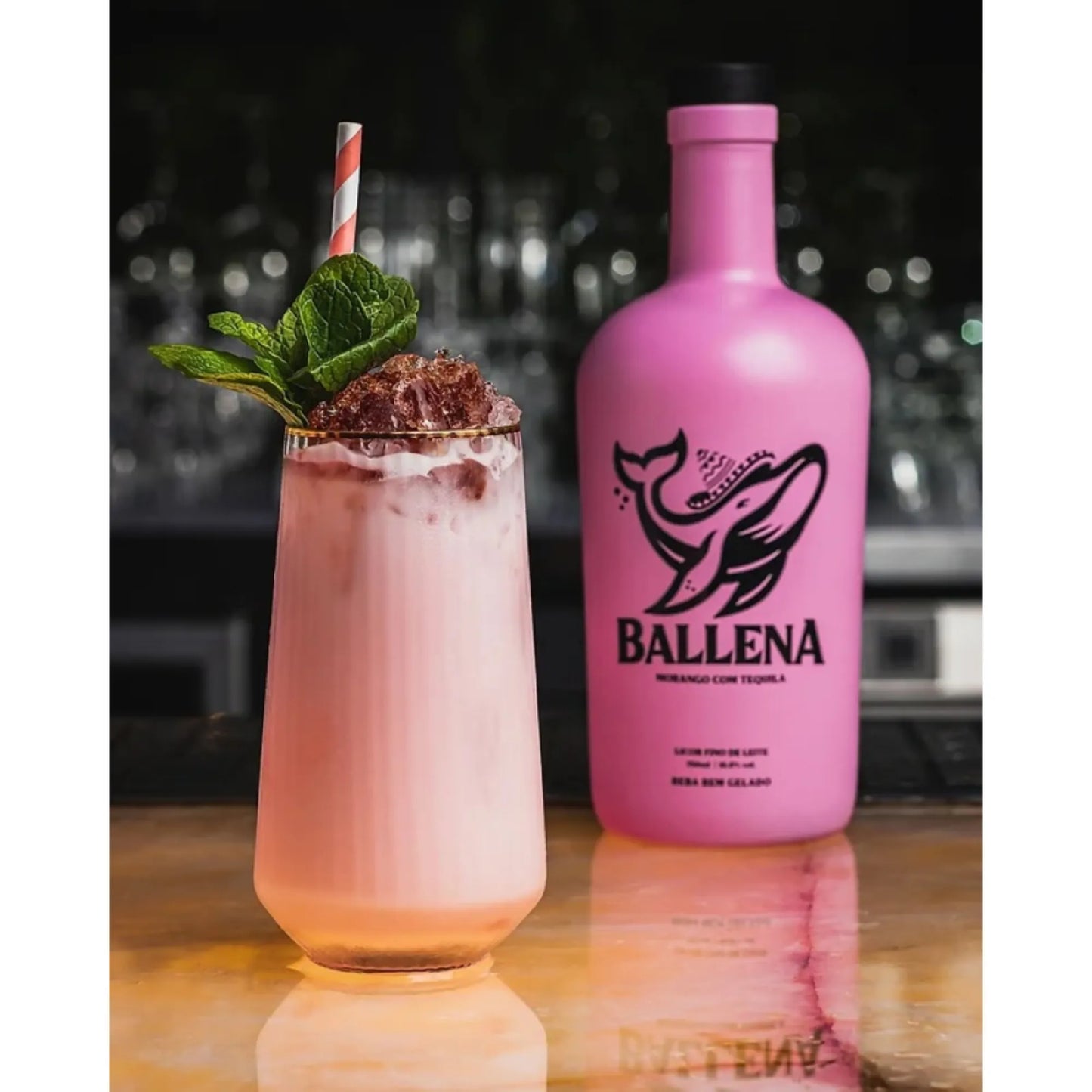Licor de Crema de Fresa Ballena con Tequila 750 ml 16% vol. (ABV 16%)