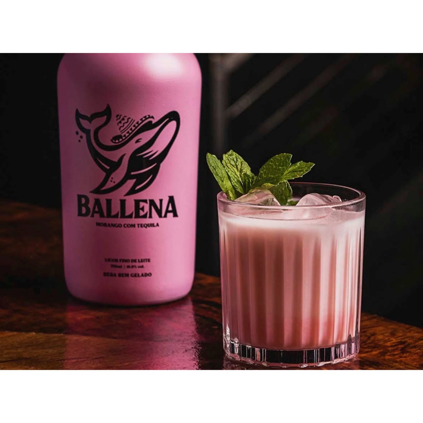 Licor de Crema de Fresa Ballena con Tequila 750 ml 16% vol. (ABV 16%)