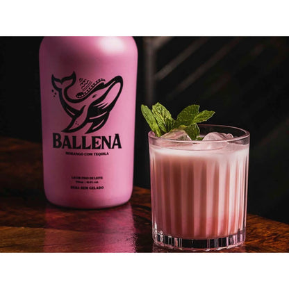 Licor de Crema de Fresa Ballena con Tequila 750 ml 16% vol. (ABV 16%)