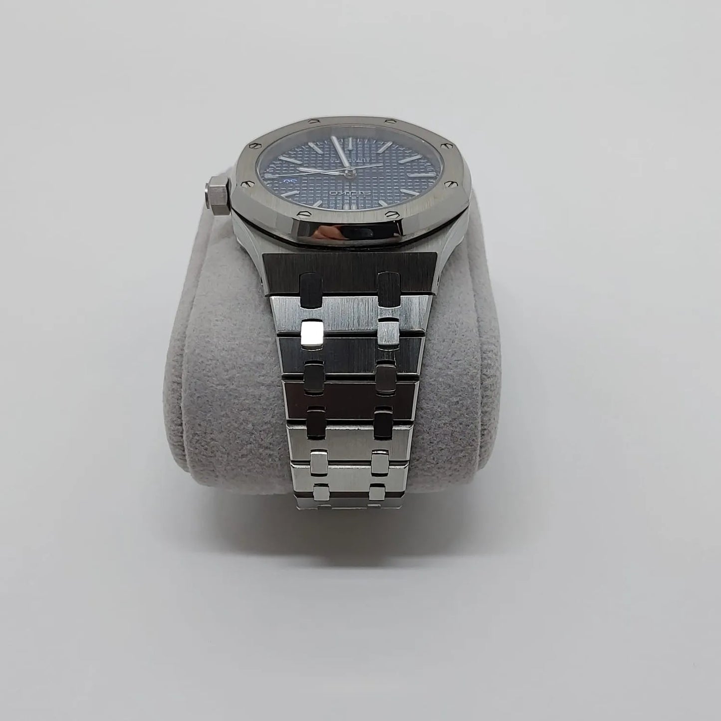 Seiko NH35 Royal Oak 41mm watch with navy blue dial, stainless steel octagonal bezel, and integrated metal bracelet.